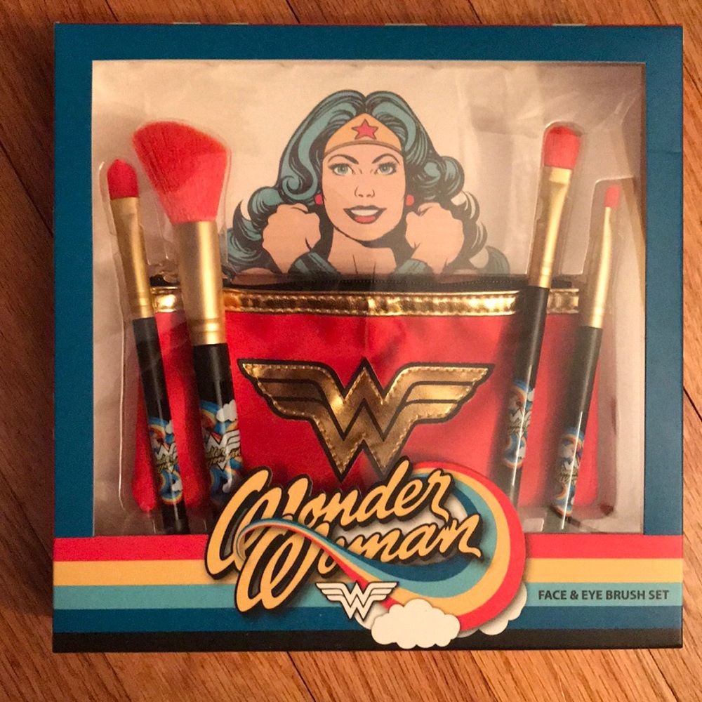 Wonder Woman Makeup Brush Set (NEW)